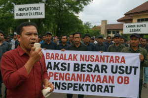 Seorang orator Baralak Nusantara memimpin aksi demonstrasi di depan kantor Inspektorat dan Kantor Bupati Lebak, menuntut pengusutan dugaan penganiayaan terhadap seorang office boy oleh pejabat Inspektorat berinisial R. (Gambar: Ilustrasi/Bantenpopuler.com)