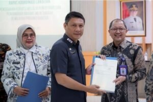 Para pejabat pemerintah mengikuti prosesi penyerahan dokumen dalam Rapat Koordinasi Lanjutan Pencegahan Korupsi yang digelar di Aula BPKD Banten, KP3B Serang. (Foto: Dok. BiroAdpimroBanten/Bantenpopuler.com)