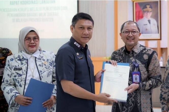 
					Para pejabat pemerintah mengikuti prosesi penyerahan dokumen dalam Rapat Koordinasi Lanjutan Pencegahan Korupsi yang digelar di Aula BPKD Banten, KP3B Serang. (Foto: Dok. BiroAdpimroBanten/Bantenpopuler.com)
