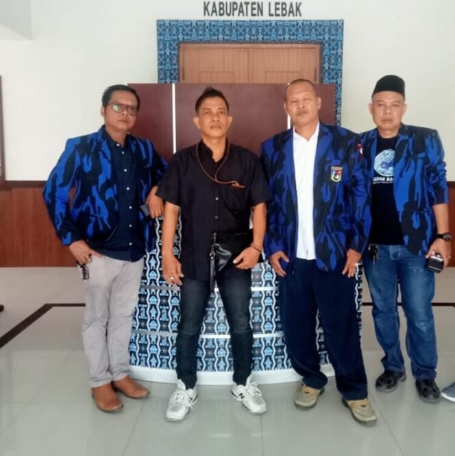 
					Ketua Ormas Badak Banten DPD Kabupaten Lebak, Emus Nanang, menegaskan bahwa pernyataan Sidik Uwen dapat menyesatkan publik dan merugikan marwah organisasi masyarakat di Lebak. (Foto: Istimewah/Bantenpopuler.com)