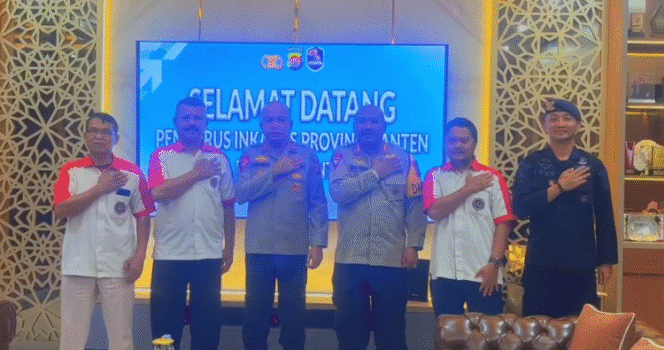 
					Kapolda Banten Irjen Pol Hengki, S.I.K., M.H. bersama jajaran Pengurus Daerah Institut Karate-Do Nasional (INKANAS) Provinsi Banten usai audiensi di Mapolda Banten, Selasa (04/11/2025). Pertemuan tersebut membahas penguatan sinergi pembinaan karate dan pembentukan kader bela negara di wilayah Banten. (Foto: Satbrimobdabantenen/Bantenpopuler.com)