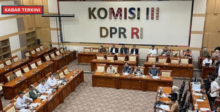 Rapat Panitia Kerja RUU KUHAP di ruang Komisi III DPR RI dengan anggota dan pejabat pemerintah mengikuti pembahasan.