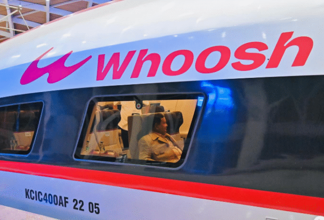 
					Presiden Prabowo Subianto terlihat berada di dalam kabin Kereta Cepat Whoosh saat melakukan kunjungan kerja di lintasan Jakarta–Bandung, Selasa (4/11/2025). (Sumber: Dok. Kompas.com/Bantenpopuler.com)