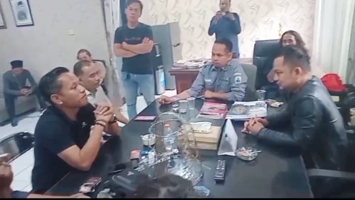 Audiensi tegang antara puluhan LSM dan ASN Bapenda Lebak dalam pertemuan klarifikasi terkait unggahan provokatif ASN berinisial T.