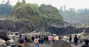 Sejumlah petugas Bareskrim Polri bersama tim gabungan meninjau area bekas galian tambang ilegal di kawasan lereng Gunung Merapi, Kecamatan Srumbung, Kabupaten Magelang, Sabtu (1/11/2025). (Dok.Bareskrim Polri/Bantenpopuler.com)