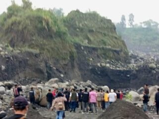 Sejumlah petugas Bareskrim Polri bersama tim gabungan meninjau area bekas galian tambang ilegal di kawasan lereng Gunung Merapi, Kecamatan Srumbung, Kabupaten Magelang, Sabtu (1/11/2025). (Dok.Bareskrim Polri/Bantenpopuler.com)