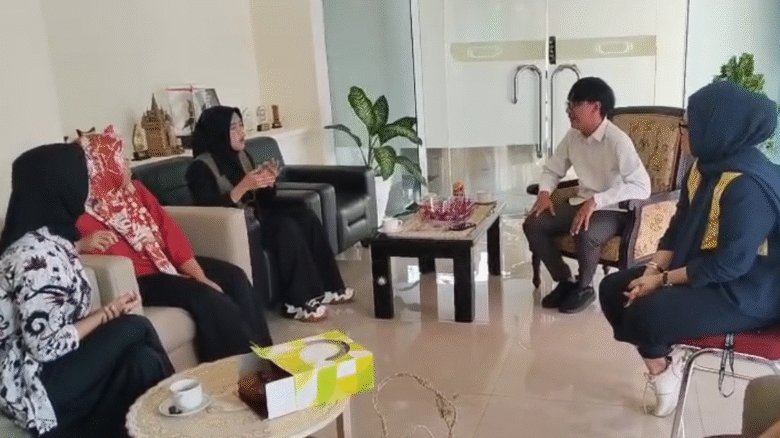 dalam posisi yang mereka pahami sebagai tindakan tidak pantas. Namun ketika salah satu laki-laki di ruangan itu menyadari keberadaan mereka, tirai segera ditarik, dan bentakan terdengar keras. RU dan SF pun berlari ketakutan menjauh dari lokasi.