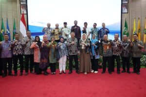 Sekretaris Daerah (Sekda) Banten, Deden Apriandhi, dan Para pejabat Pemerintah Provinsi Banten berfoto bersama. foto. dok 