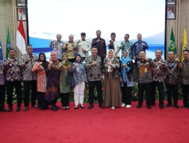 Sekretaris Daerah (Sekda) Banten, Deden Apriandhi, dan Para pejabat Pemerintah Provinsi Banten berfoto bersama. foto. dok 