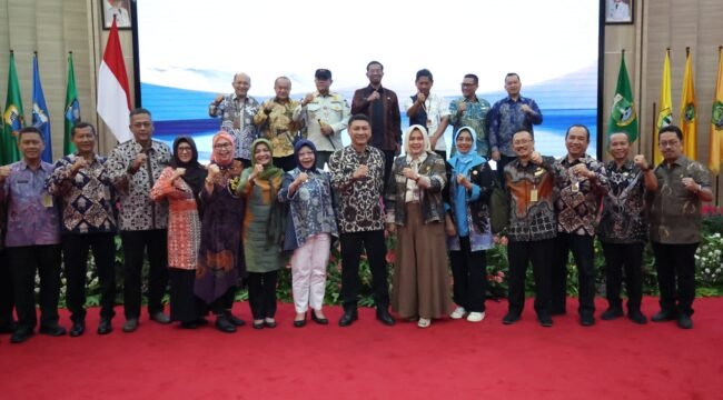 Sekretaris Daerah (Sekda) Banten, Deden Apriandhi, dan Para pejabat Pemerintah Provinsi Banten berfoto bersama. foto. dok 