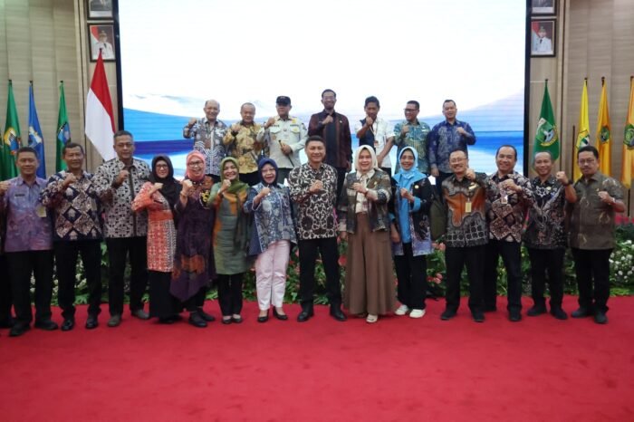 Sekretaris Daerah (Sekda) Banten, Deden Apriandhi, dan Para pejabat Pemerintah Provinsi Banten berfoto bersama