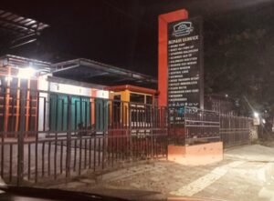 Suasana bengkel mobil AUTO SERVICE 8055 yang berlokasi di Jalan Soekarno–Hatta No. 45, Rangkasbitung, Kabupaten Lebak, Banten. Bengkel ini dikeluhkan konsumen terkait dugaan klaim penggunaan sparepart original yang dipersoalkan setelah muncul kerusakan dalam waktu singkat pascaservis.