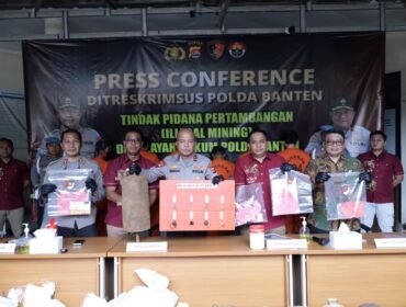 Kapolda Banten Irjen Pol Hengki memimpin konferensi pers pengungkapan kasus tambang ilegal di Serang, Kamis (4/12). (Foto: Dok. BidhumasPoldaBanten/BantenPopuler)