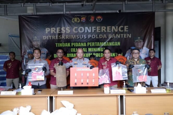 
					Kapolda Banten Irjen Pol Hengki memimpin konferensi pers pengungkapan kasus tambang ilegal di Serang, Kamis (4/12). (Foto: Dok. BidhumasPoldaBanten/BantenPopuler)