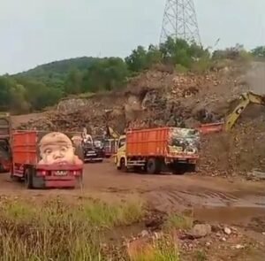 Truk pengangkut hasil tambang ilegal di gunung pinang milik seorang pengusaha H. SYI masih aktif secara masiv melakukan aktivitas (foto: istimewa)