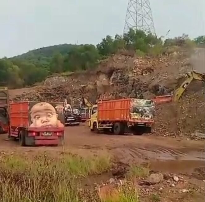 
					Truk pengangkut hasil tambang ilegal di gunung pinang milik seorang pengusaha H. SYI masih aktif secara masiv melakukan aktivitas (foto: istimewa)
