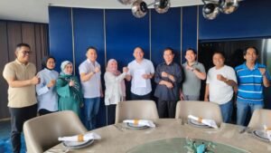 Perwakilan dua kubu Karang Taruna Kabupaten Serang berpose bersama usai mencapai kesepakatan damai dan penyatuan kepengurusan sebagai langkah mengakhiri dualisme organisasi. (Foto: Istimewa/Bantenpopuler.com)