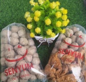 Produk bakso dan olahan daging bermerek Senyum yang dikemas dalam plastik bening, diduga diproduksi oleh industri pengolahan daging di Kecamatan Kalanganyar, Kabupaten Lebak