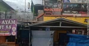 Bangunan rumah kos di Jalan Menceng, RT 09/02, Kelurahan Tegal Alur, Kecamatan Kalideres, Jakarta Barat, yang menjadi sorotan warga terkait dugaan aktivitas keluar-masuk tamu tidak wajar pada malam hari.