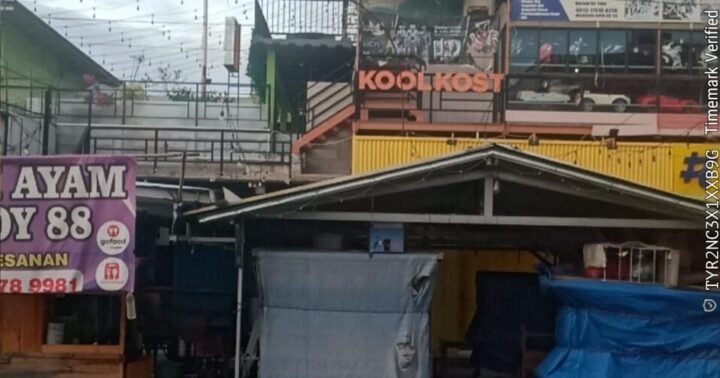 Tampak depan bangunan rumah kos bertuliskan “Kool Kost” di kawasan permukiman padat Jalan Menceng, Kalideres, Jakarta Barat.