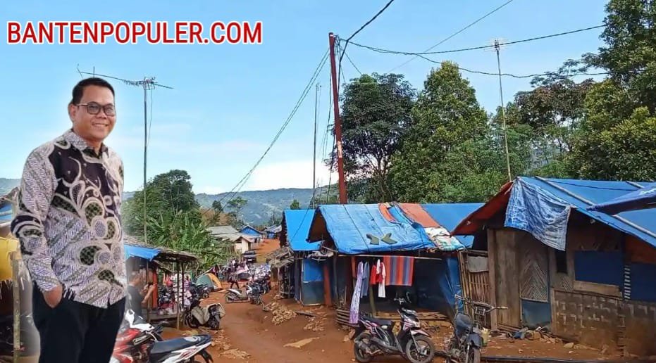 Aktivis Banten Ari Cahyadi berada di kawasan hunian sementara korban banjir bandang di Kabupaten Lebak
