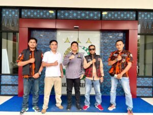 Pengurus Majelis Pimpinan Cabang Pemuda Pancasila Kabupaten Lebak berfoto bersama Kepala Kejaksaan Negeri Lebak, Onneri Khairoza, S.H., M.H., usai audiensi dan silaturahmi sebagai bentuk penguatan sinergitas dan kolaborasi antar lembaga.