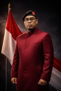 Abah Elang Mangkubumi berpose di depan bendera Merah Putih, merepresentasikan suara moral publik yang menyerukan agar kedaulatan rakyat tetap menjadi dasar utama dalam sistem demokrasi Indonesia.
(Foto: Dok. Abah Elang Mangkubumi/Bantenpopuler.com)