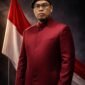 Tokoh nasional Abah Elang Mangkubumi berpose di depan bendera Merah Putih sebagai simbol seruan moral menjaga kedaulatan rakyat dan demokrasi Indonesia.