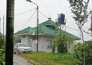 Tampak Musala Al ItifaQ di kawasan BTN Ona RT 06 RW 06, Rangkasbitung Timur, Kabupaten Lebak, Banten, dalam kondisi hujan. Musala ini menjadi lokasi raibnya kotak amal yang diduga digondol maling pada dini hari. (Foto: Istimewa/Bantenpopuler.com)