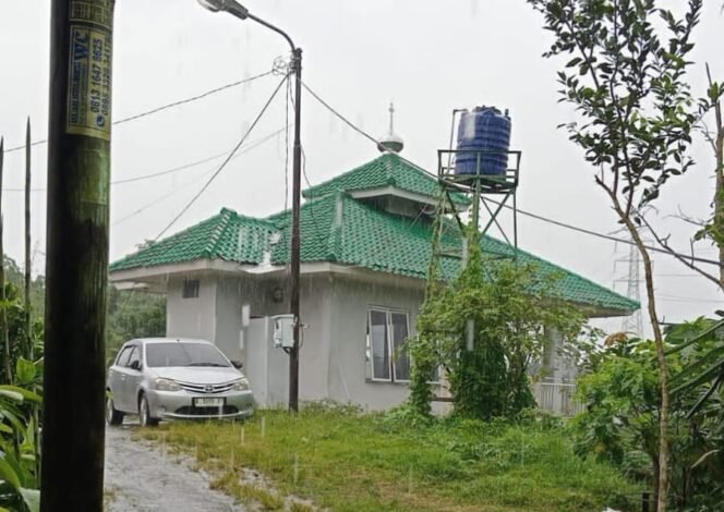 
					Tampak Musala Al ItifaQ di kawasan BTN Ona RT 06 RW 06, Rangkasbitung Timur, Kabupaten Lebak, Banten, dalam kondisi hujan. Musala ini menjadi lokasi raibnya kotak amal yang diduga digondol maling pada dini hari. (Foto: Istimewa/Bantenpopuler.com)