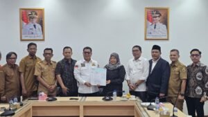 Ketua DPRD Provinsi Banten H. Fahmi Hakim, SE bersama pimpinan DPRD Kabupaten Lebak dan jajaran Pemprov Banten usai RDP percepatan hunian tetap di KP3B Serang, Selasa (20/1/2026).