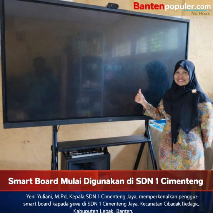 Kepala SDN 1 Cimenteng Jaya menunjukkan smart board sebagai media pembelajaran digital di ruang kelas