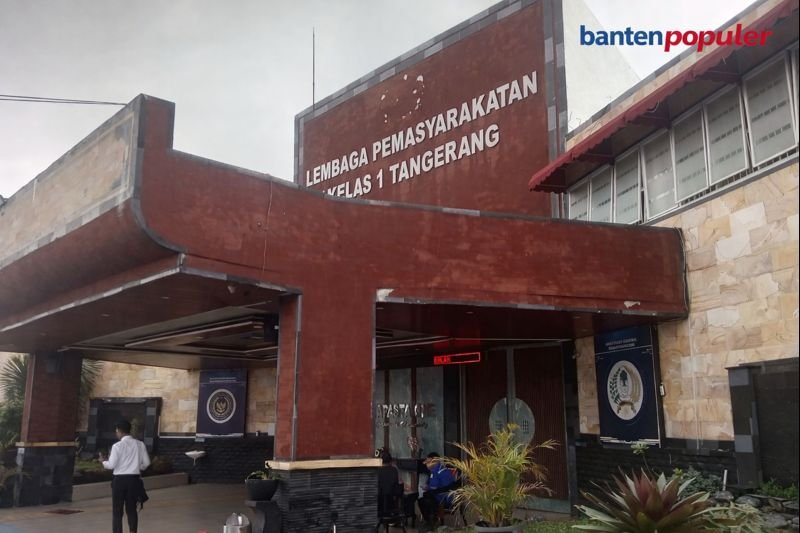 Tampak depan Lembaga Pemasyarakatan Kelas I Tangerang dengan papan nama resmi dan logo media Banten Populer di sudut kanan atas.
