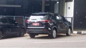 Mobil dinas milik Pemerintah Kabupaten Lebak jenis Toyota Kijang Innova Zenix dengan nomor polisi A 1403 N terlihat terparkir di depan salah satu kafe di kawasan Balong Ranca Lentah, Rangkasbitung, Sabtu (17/1/2026). (Foto: Dok. Bantenpopuler.com)