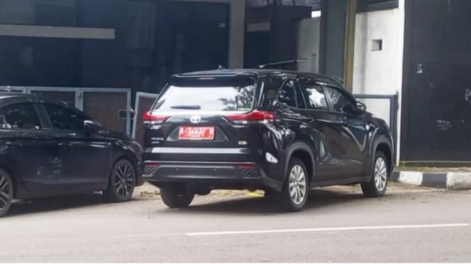 
					Mobil dinas milik Pemerintah Kabupaten Lebak jenis Toyota Kijang Innova Zenix dengan nomor polisi A 1403 N terlihat terparkir di depan salah satu kafe di kawasan Balong Ranca Lentah, Rangkasbitung, Sabtu (17/1/2026). (Foto: Dok. Bantenpopuler.com)
