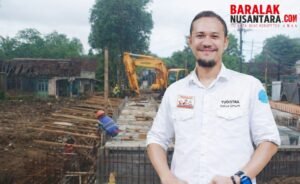 Ketua Umum Baralak Nusantara, Yudistira, meninjau lokasi proyek pembangunan jembatan yang diduga mengalami ketidaksesuaian spesifikasi baja tulangan beton dan telah dilaporkan ke Inspektorat untuk audit investigatif. (Gambar: Dok. Bantenpopuler.com)