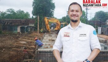 Yudistira Ketua Umum Baralak Nusantara berdiri di lokasi proyek pembangunan jembatan yang menjadi sorotan dugaan ketidaksesuaian spesifikasi baja tulangan beton.