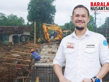 Ketua Umum Baralak Nusantara, Yudistira, meninjau lokasi proyek pembangunan jembatan yang diduga mengalami ketidaksesuaian spesifikasi baja tulangan beton dan telah dilaporkan ke Inspektorat untuk audit investigatif. (Gambar: Dok. Bantenpopuler.com)