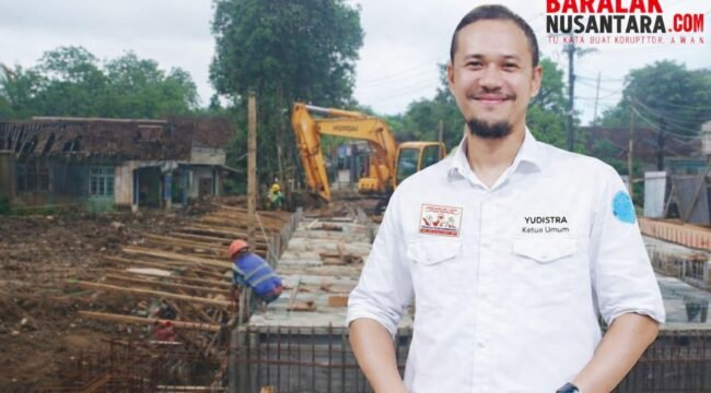 Ketua Umum Baralak Nusantara, Yudistira, meninjau lokasi proyek pembangunan jembatan yang diduga mengalami ketidaksesuaian spesifikasi baja tulangan beton dan telah dilaporkan ke Inspektorat untuk audit investigatif. (Gambar: Dok. Bantenpopuler.com)