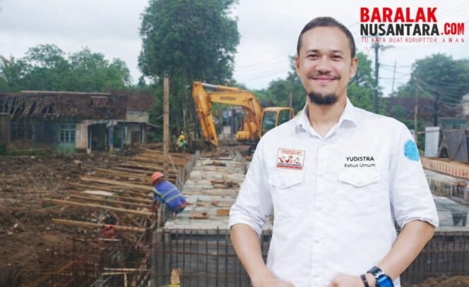 
					Ketua Umum Baralak Nusantara, Yudistira, meninjau lokasi proyek pembangunan jembatan yang diduga mengalami ketidaksesuaian spesifikasi baja tulangan beton dan telah dilaporkan ke Inspektorat untuk audit investigatif. (Gambar: Dok. Bantenpopuler.com)
