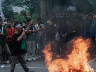 Pengurus Pusat Ikatan Mahasiswa Lebak, Sapnudi saat melakukan orasi. (foto: bantenpopuler.com)