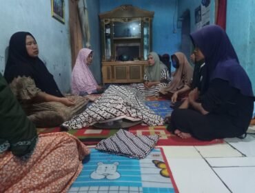 Suasana duka di rumah keluarga pasien Ida Farida di Kecamatan Petir, Kabupaten Serang, setelah almarhumah meninggal dunia usai menjalani perawatan di RSUD Banten, memicu sorotan publik terhadap dugaan pungutan ambulans dan standar layanan kesehatan darurat