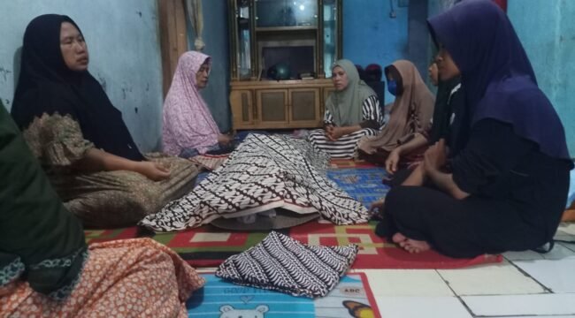 Suasana duka di rumah keluarga pasien Ida Farida di Kecamatan Petir, Kabupaten Serang, setelah almarhumah meninggal dunia usai menjalani perawatan di RSUD Banten, memicu sorotan publik terhadap dugaan pungutan ambulans dan standar layanan kesehatan darurat