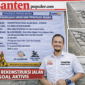 Ketua Umum Baralak Nusantara berdiri di depan papan proyek Rekonstruksi Jalan Maja–Citeras dengan latar kondisi jalan retak dan rusak.