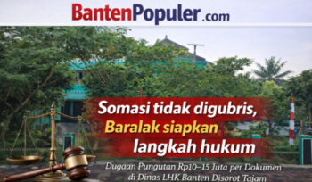 Tampak depan Kantor DLHK Provinsi Banten dengan latar pepohonan hijau, dilengkapi headline “Somasi tidak digubris, Baralak siapkan langkah hukum” serta subjudul dugaan pungutan Rp10–15 juta per dokumen.