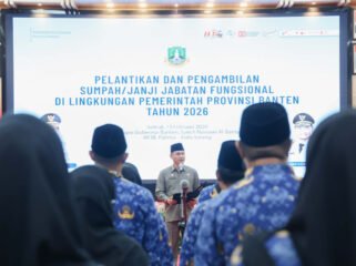Sekretaris Daerah Provinsi Banten Deden Apriandi saat melantik dan mengambil sumpah 37 pejabat fungsional di Pendopo Gubernur Banten, Kota Serang, Jumat (13/2/2026). (Foto: Dok.Biro Adpimpro Banten/Bantenpopuler.com)