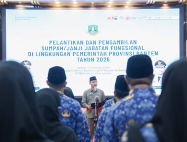 Sekretaris Daerah Provinsi Banten Deden Apriandi saat melantik dan mengambil sumpah 37 pejabat fungsional di Pendopo Gubernur Banten, Kota Serang, Jumat (13/2/2026). (Foto: Dok.Biro Adpimpro Banten/Bantenpopuler.com)