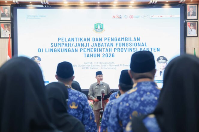 					Sekretaris Daerah Provinsi Banten Deden Apriandi saat melantik dan mengambil sumpah 37 pejabat fungsional di Pendopo Gubernur Banten, Kota Serang, Jumat (13/2/2026). (Foto: Dok.Biro Adpimpro Banten/Bantenpopuler.com)