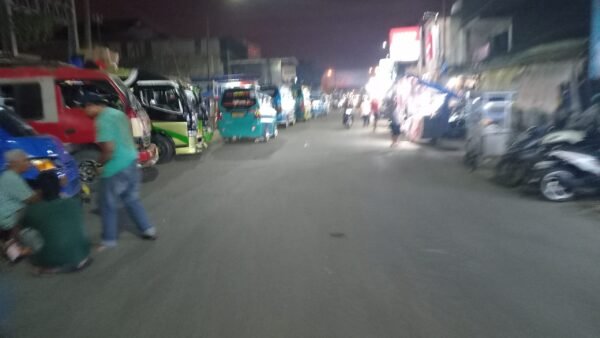 Baralak Nusantara Desak Penertiban Parkir Liar di Pusat Kota Rangkasbitung 16 Parkir kendaraan roda dua di trotoar dan badan jalan kawasan Gang Kibun Rangkasbitung yang diduga menjadi lokasi parkir liar.