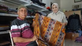 Seorang pengusaha asal Malaysia bersama pengelola Batik Chanting saat melihat langsung kualitas dan motif kain batik di galeri Kampung Pancur, Kabupaten Lebak, Selasa (24/3/2026).